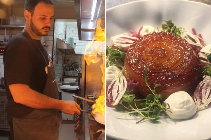 Duas fotos unidas por linha vertical branca. À esquerda homem postado de lado, de avental listrado preto e branco, flambando preparo em frigideira. À direita, tarte tatin de cebola sobre prato branco com pancs, cebola e creme branco ao redor.