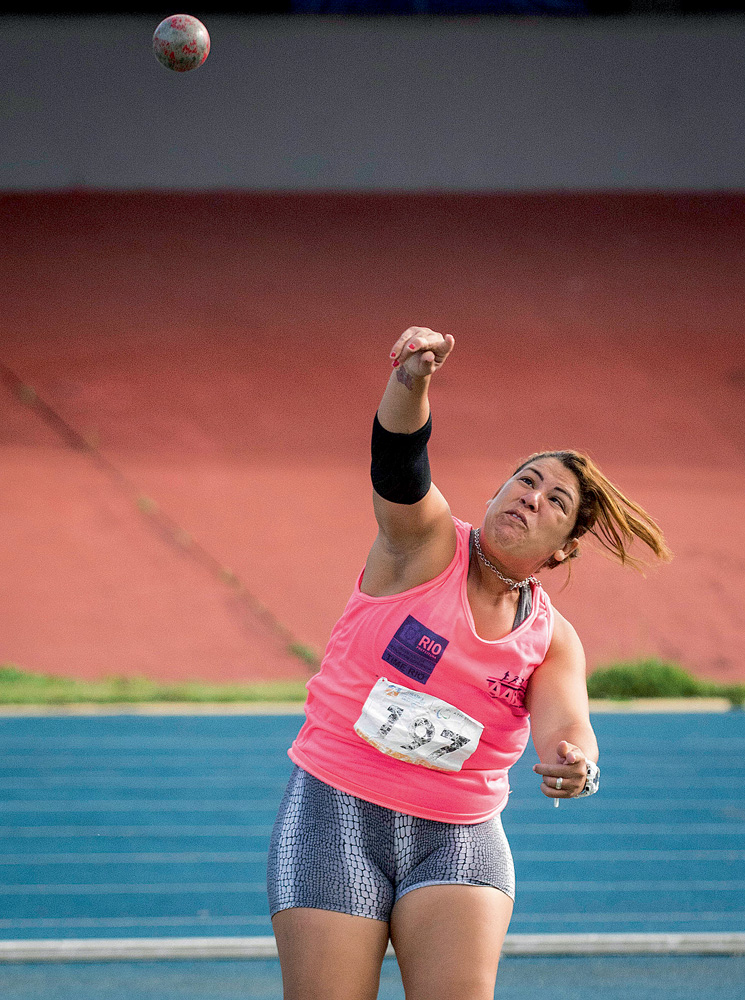 A imagem mostra Marivana arremessando um peso durante uma competição