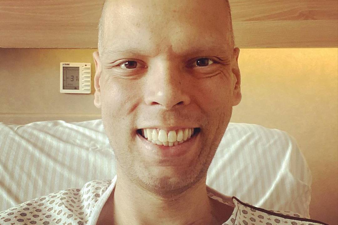 Retrato de Bruno Covas em leito de hospital: tom positivo ao falar do tratamento