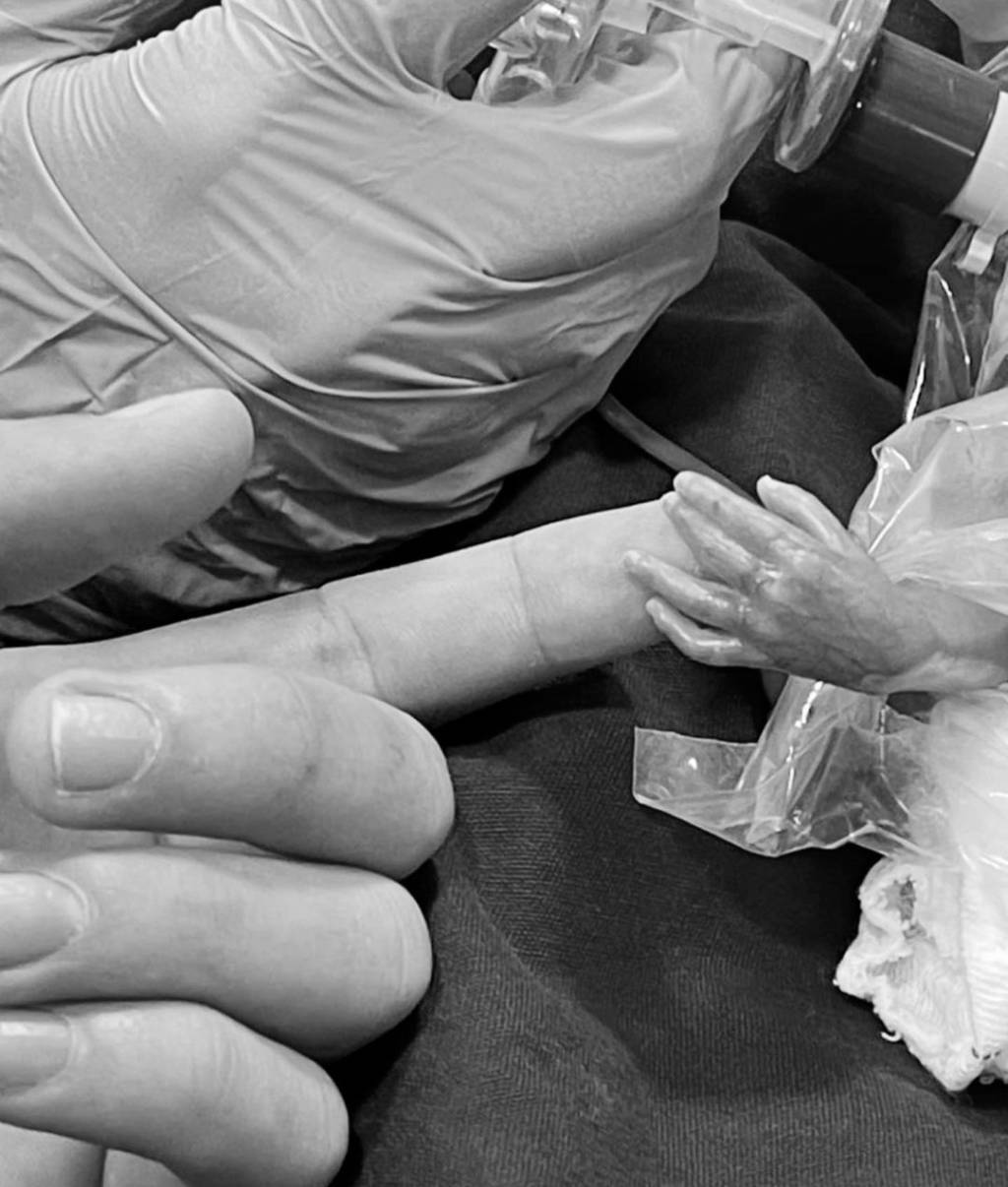 Imagem mostra pequena mão de criança segurando o dedo indicador de Whindersson Nunes