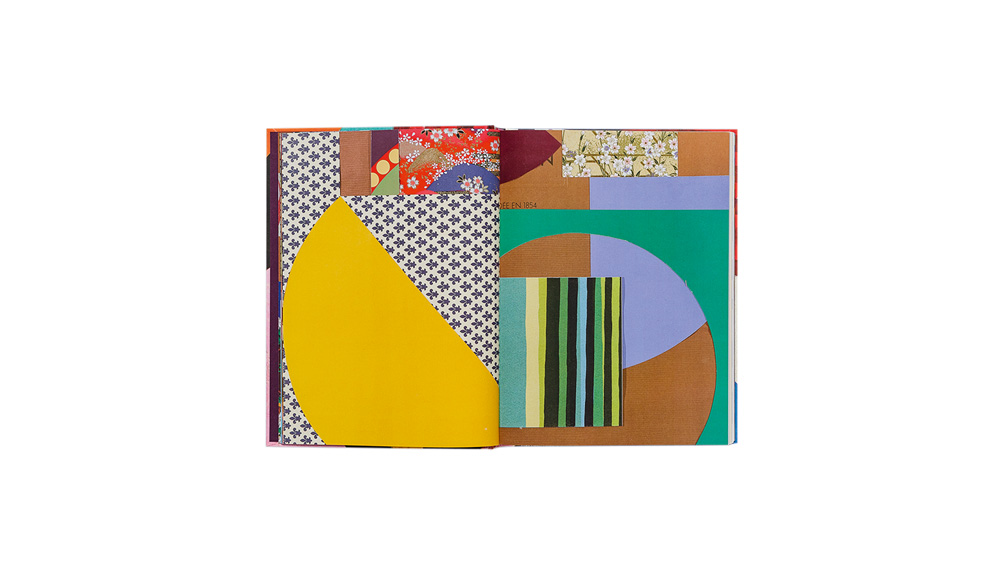 Livro aberto tem duas páginas com designs abstratos e geométricos coloridos