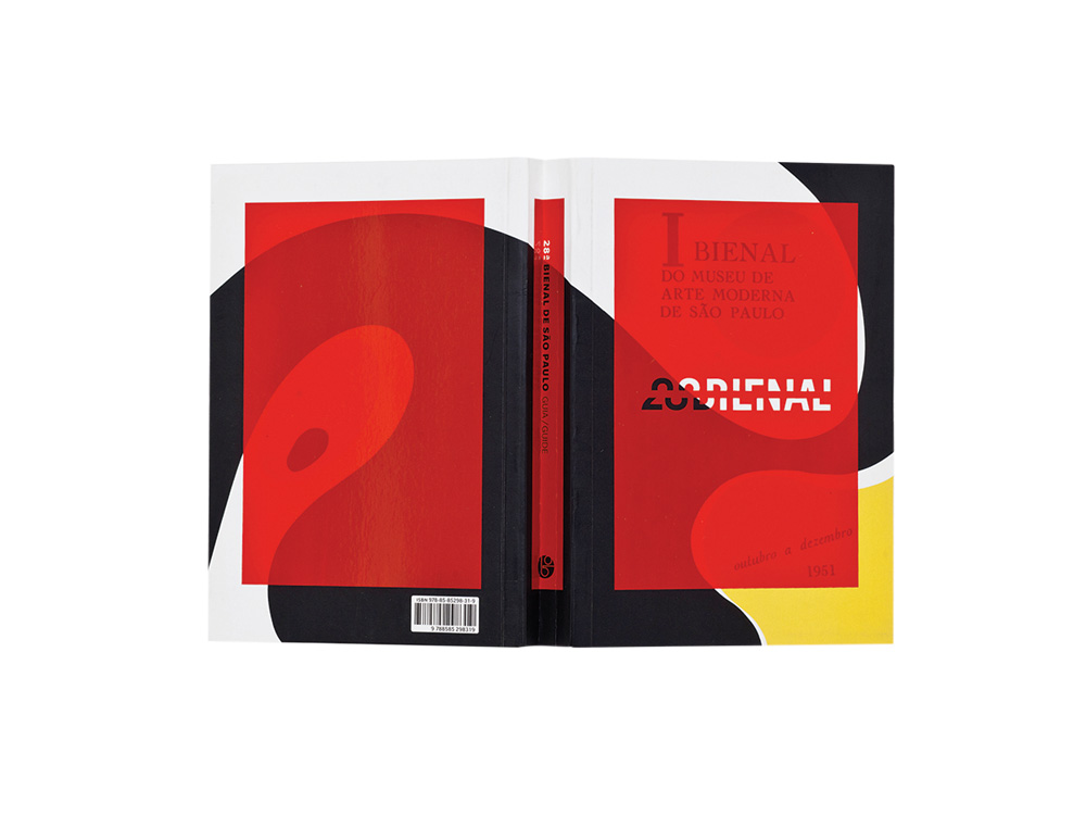 Catálogo aberto em duas páginas tem formas abstratas em vermelho, preto e amarelo, além do título