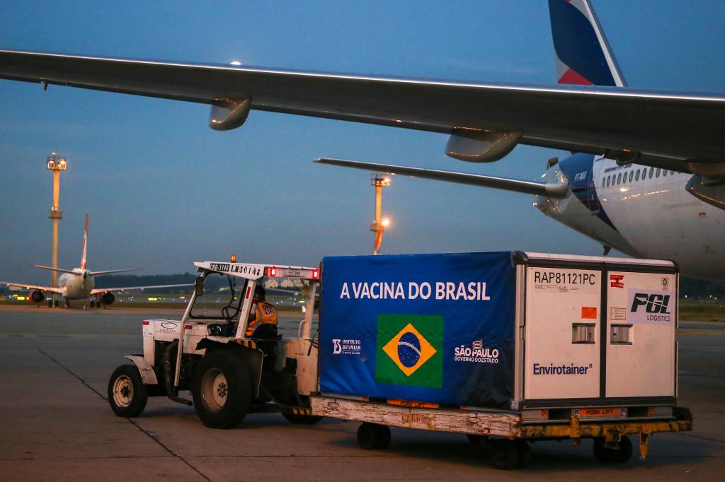 Imagem mostra trator transportando contêiner estampado com logo do Brasil, em que se lê 