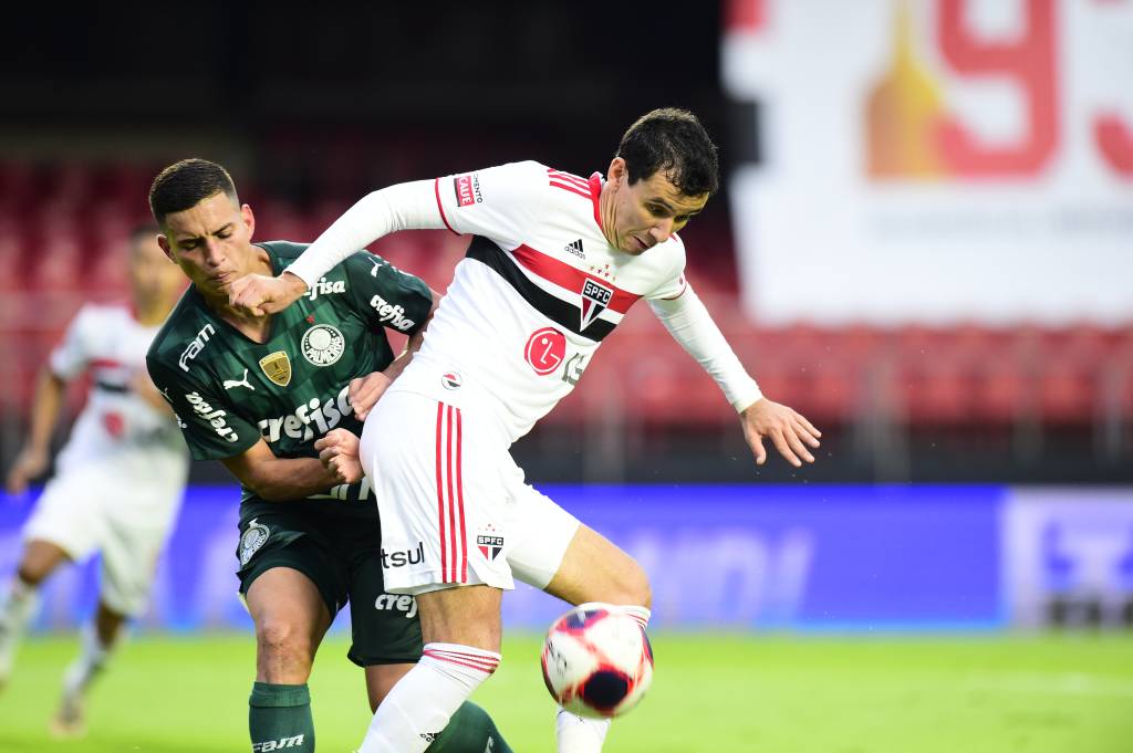 A imagem mostra Pablo, no campo do Morumbi, protegendo a bola de um jogador do Palmeiras