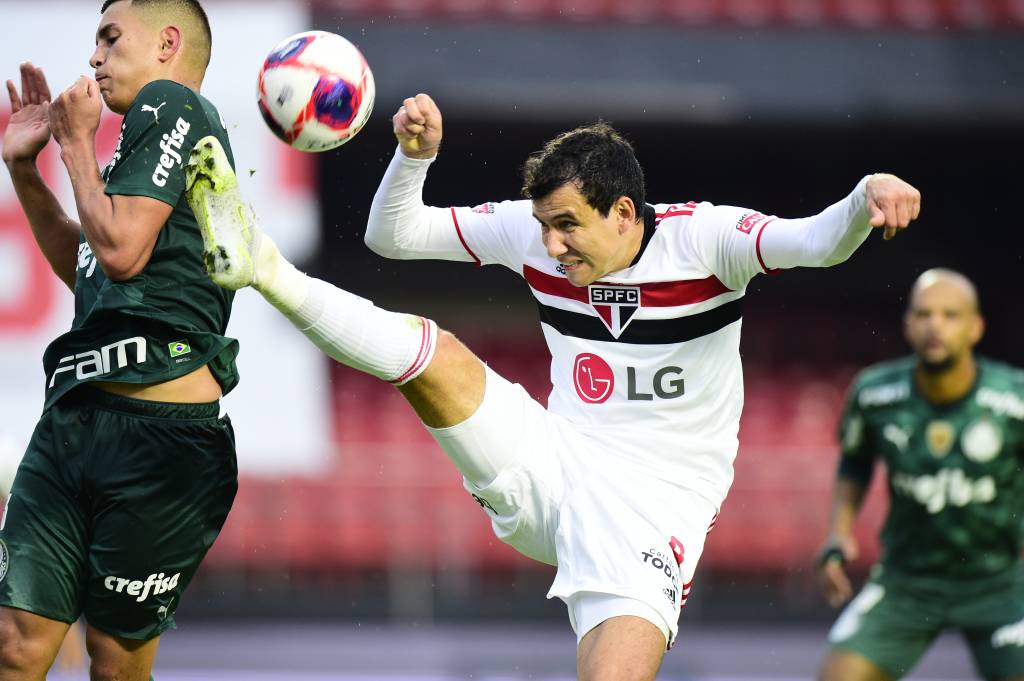 A imagem mostra Pablo, na final do Paulistão, disputando uma bola no alto com um jogador do Palmeiras.