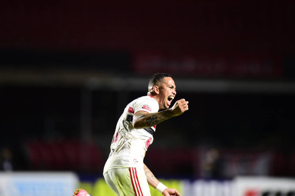 A imagem mostra Luciano correndo e comemorando seu gol no Morumbi