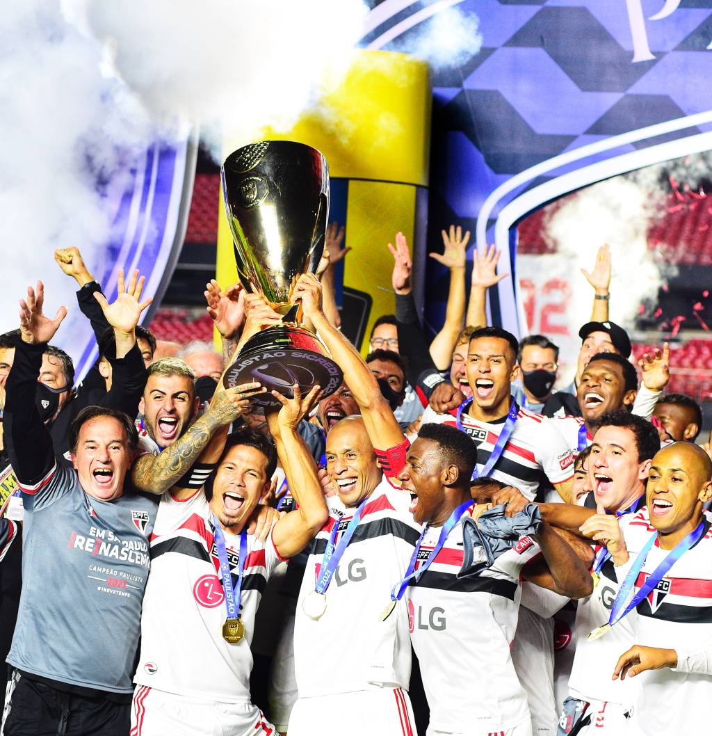 A imagem mostra Miranda junto de todo elenco do São Paulo levantando o troféu do Campeonato Paulista