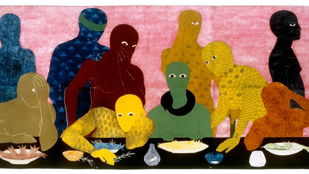 La Cena, 1988: obra de Belkis Ayon, uma das artistas que participa da Bienal de São Paulo. Na obra, há uma mesa onde se nota pessoas sentadas. Há atrás dessas pessoas, outras em pé. Não é uma representação verossímil, vemos os contornos dos corpos com padrões e cores vibrantes