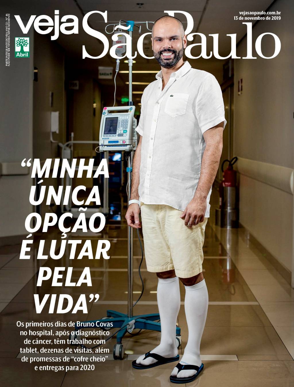 Bruno Covas posa com equipamentos de hospital e meias brancas compridas