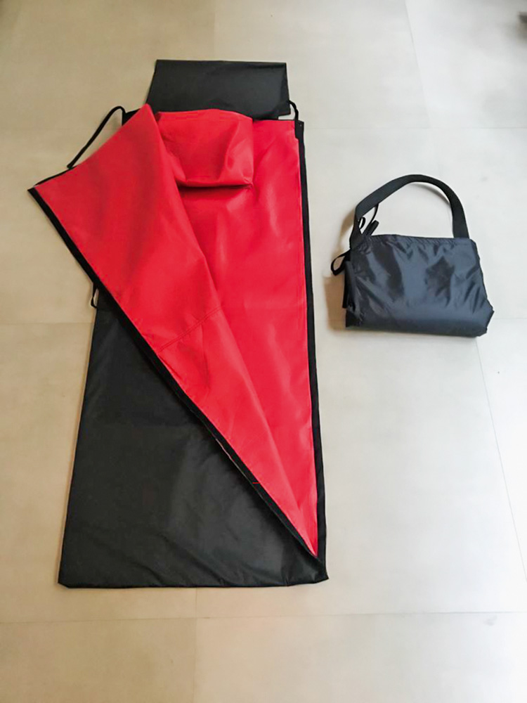 Foto de saco de dormir estendido no chão com parte do tecido interno aparecendo dobrado. Ao lado, a versão dobrada do saco, em formato de bolsa.