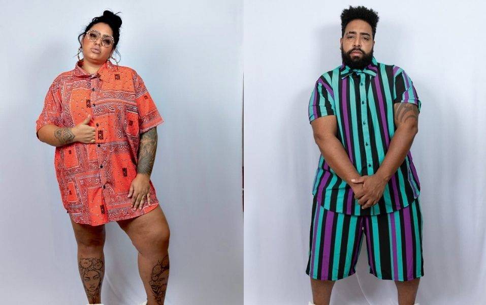 Foto dividida ao mesmo. De uma lado, uma modelo plus size, com roupa laranja. De outro, um modelo plus size, de roupa listrada.