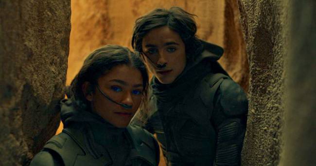 A imagem mostra Zendaya e Timothée, em Duna, estão em um cenário cavernoso, com uma expressão de alerta no rosto