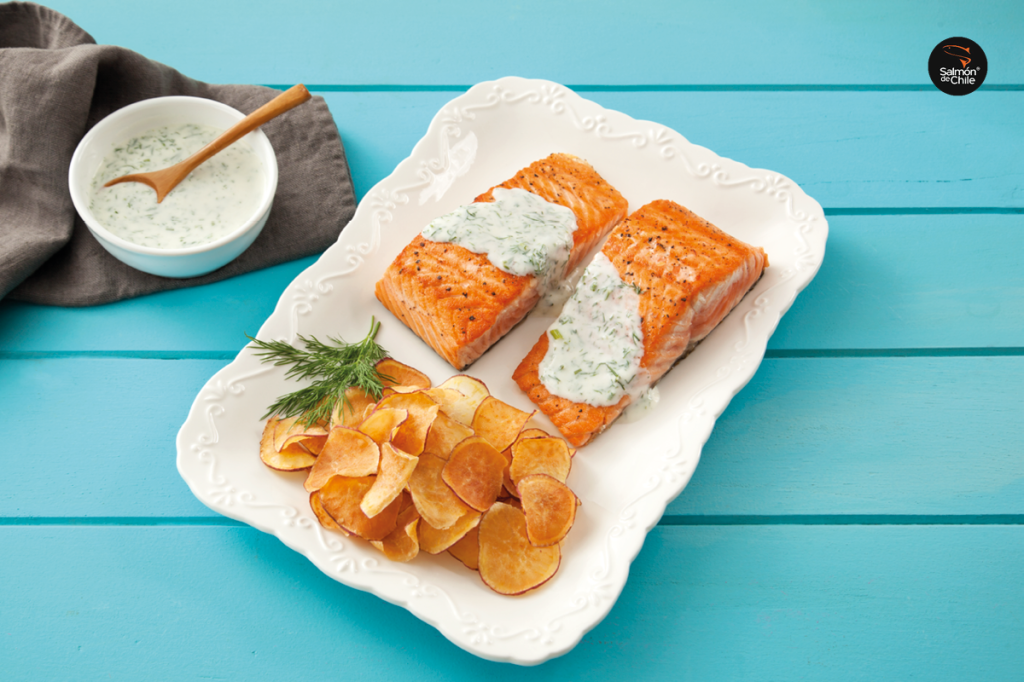 Salmão com chips de batata doce e molho cremoso de coentro