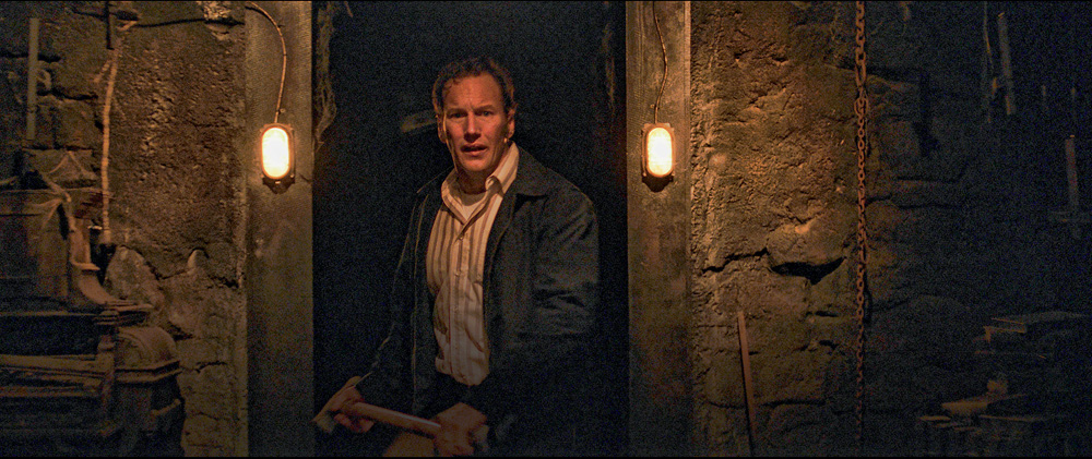 A imagem mostra Wilson, em uma espécie de mina durante o filme Invocação do Mal 3