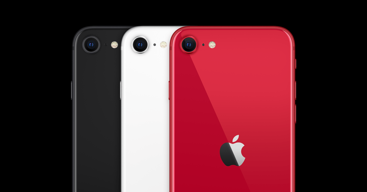 A imagem apresenta três Iphones, de costas, do modelo SE, em um fundo preto.