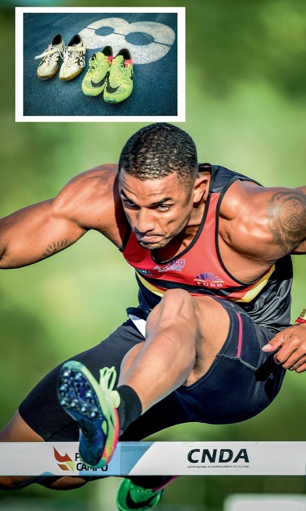 Olimpíadas-Tóquio-Atleta-Jefferson-Sapatilhas A imagem mostra Felipe pulando obstáculos na psita de corrida. Acima, há uma foto de suas sapatilhas já desgastadas.