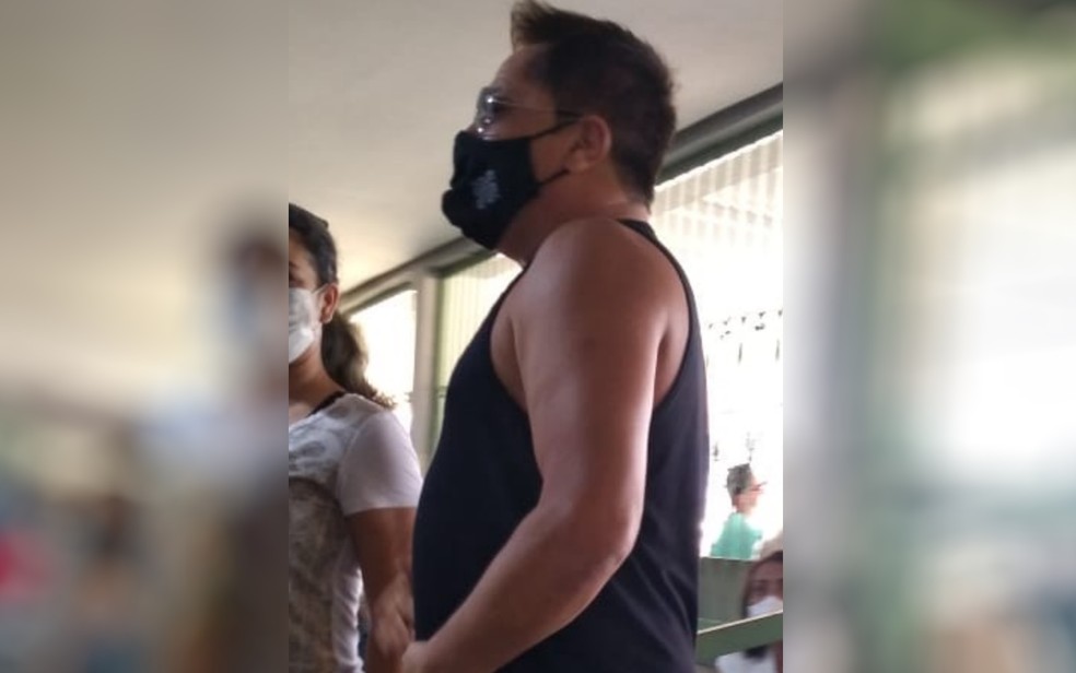 Leonardo chega ao posto de vacinação em Goiânia