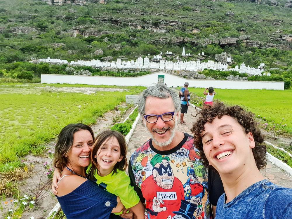 Letícia Tomazella posando para a foto com o marido e os enteados, Leon e Yuri