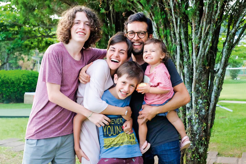 Mariana Camardelli posando para a foto com sua família completa, o marido, Rodrigo, a filha, Flora e os enteados, Vicente e Augusto