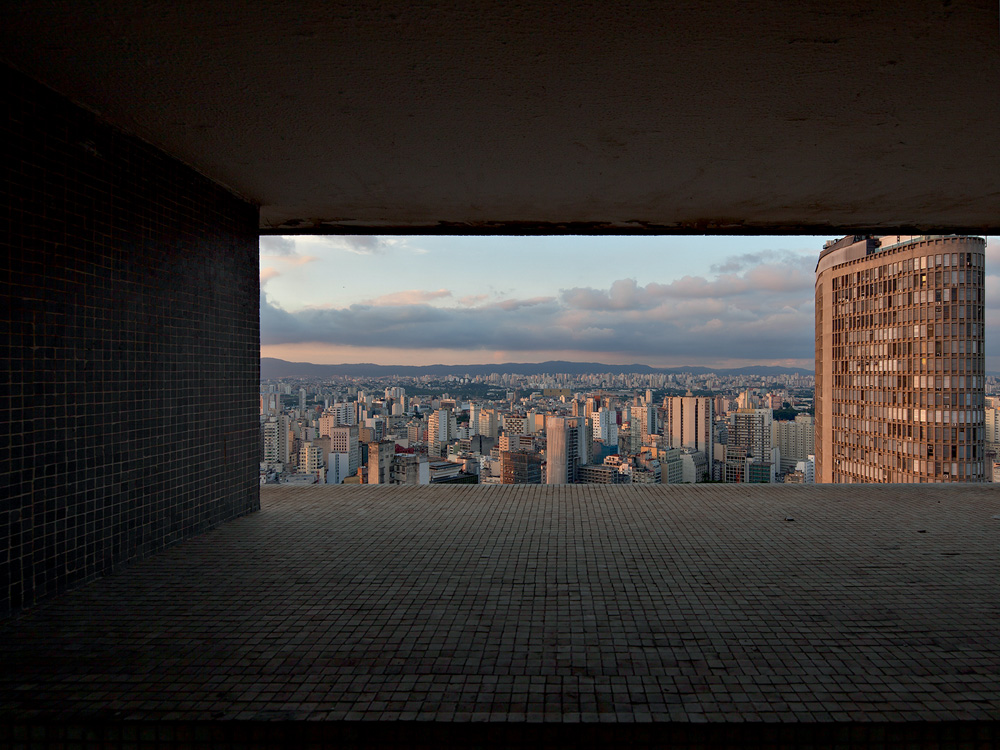 A imagem mostra a vista do 31° andar do Copan, podendo ver um horizonte repleto de prédios da cidade de São Paulo
