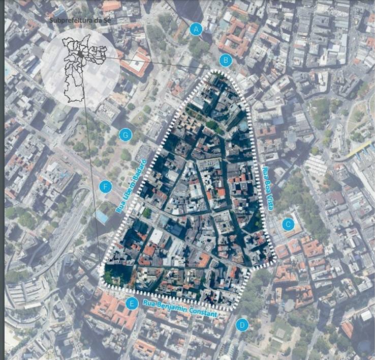 imagem de satélite do centro de são paulo, com o centro histórico, em triângulo, destacado; além das pontas do triângulo, outros pontos famosos são destacados