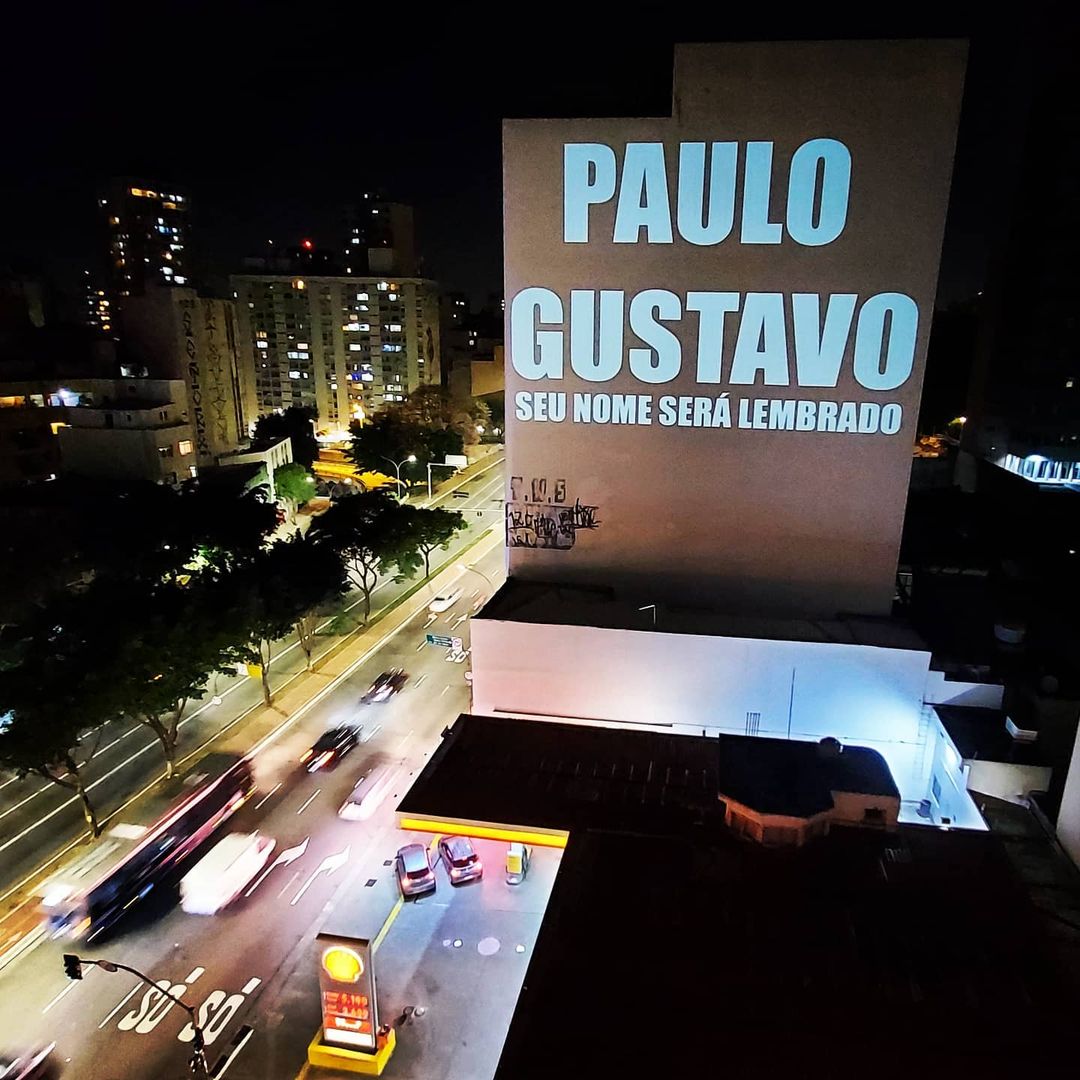 Paulo-Gustavo-Projecao “Escuto o silêncio da sua ausência”, lamenta Thales sobre Paulo Gustavo