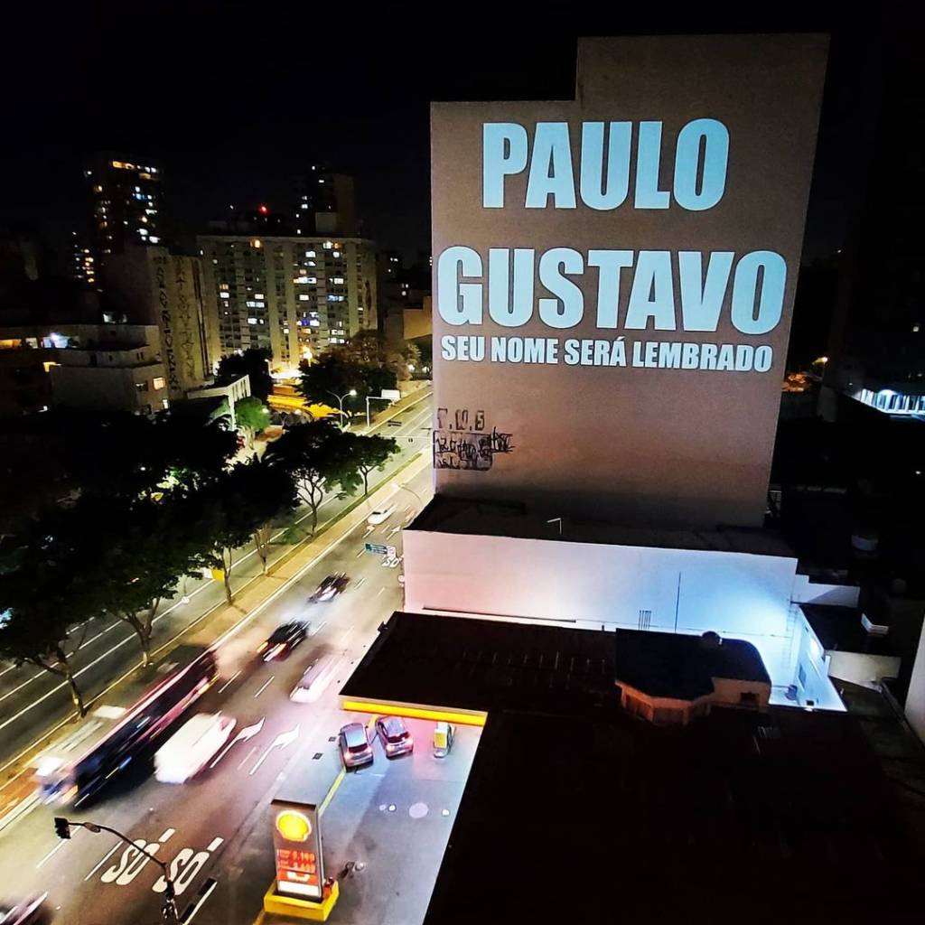 A imagem mostra um prédio no Centro de São Paulo com o nome de Paulo Gustavo projetado nele além da frase "seu nome será lembrado"