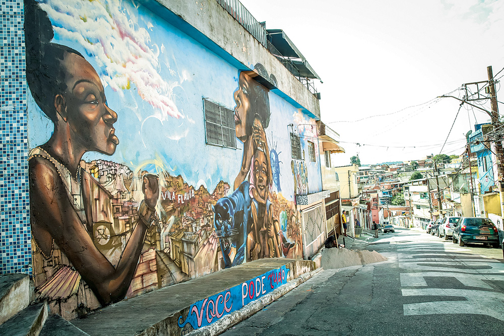 Paredes da Favela Galeria. Estão pintadas com grafites, que retratam pessoas negras e favelas
