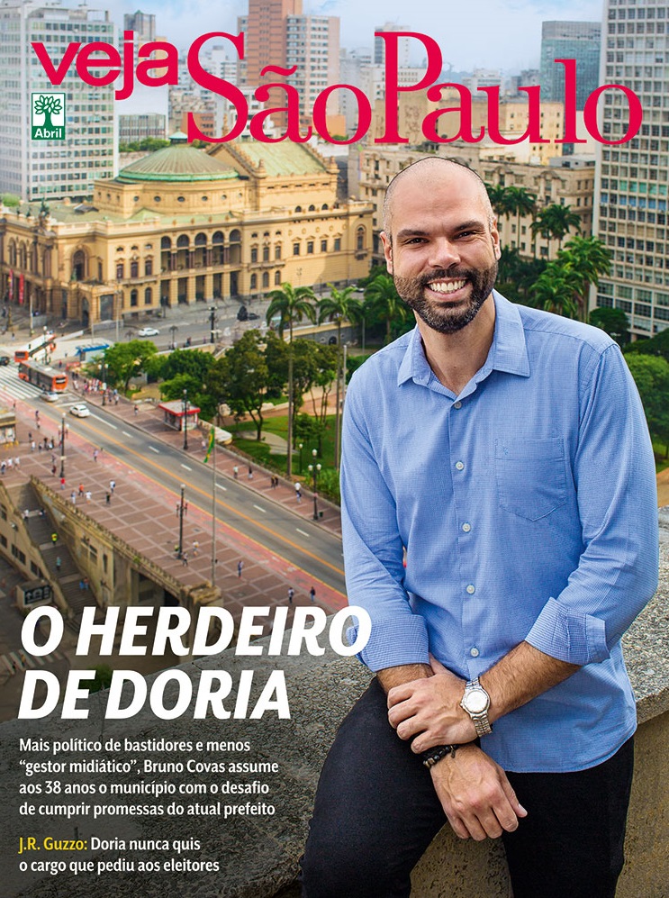 Bruno Covas posa no terraço da prefeitura, no centro