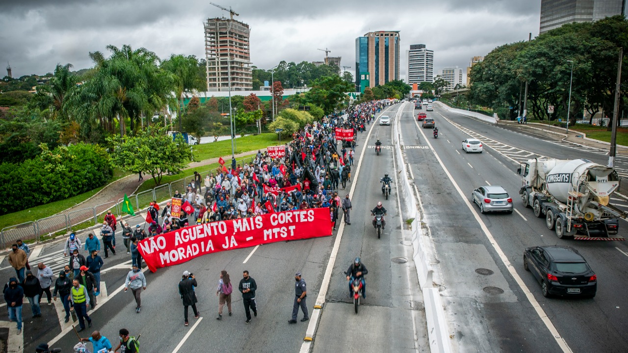 Imagem mostra manifestantes bloqueando faixa da Ponte Eusébio Matoso