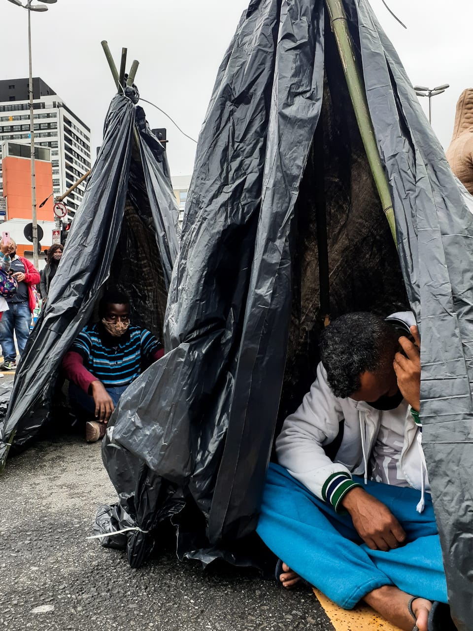 Imagem mostra manifestantes em barracos montados na Avenida Professor Francisco Morato durante protesto