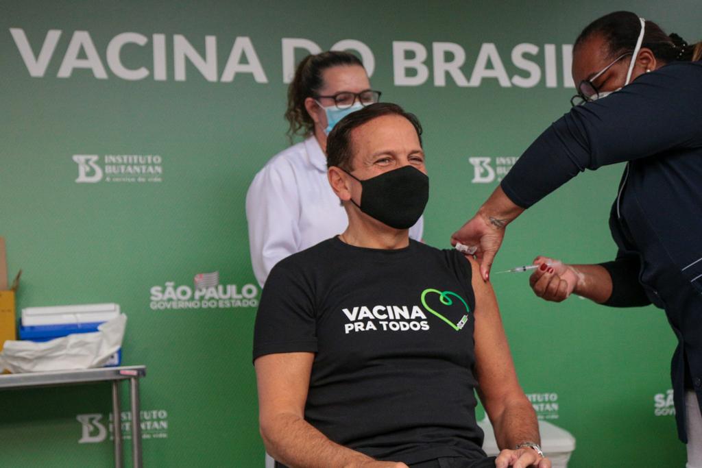 Imagem mostra Doria sendo vacinado contra a Covid-19