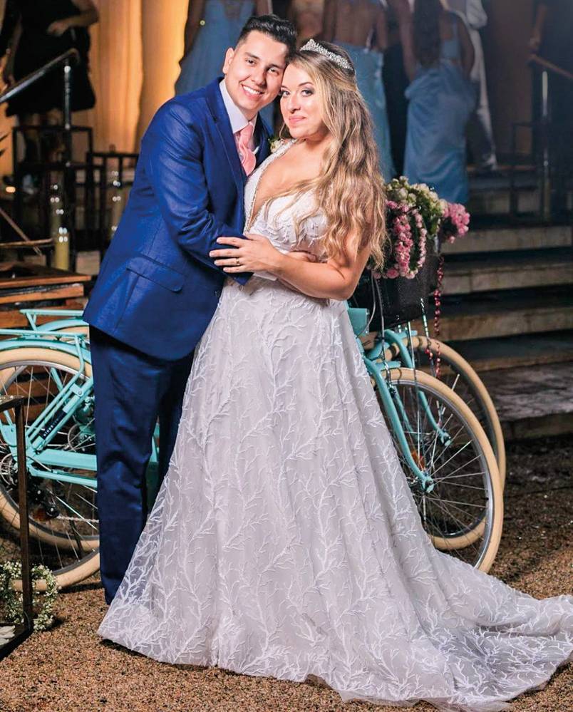 orlando e erika vestidos para o casamento posando para a foto se abraçando