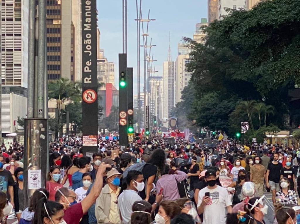 Imagem mostra manifestação na Avenida Paulista, com a avenida lotada
