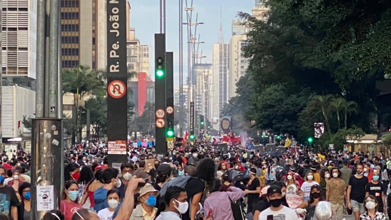 Imagem mostra manifestação na Avenida Paulista, com a avenida lotada
