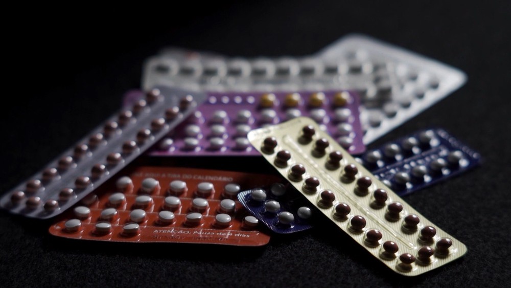 diversas cartelas de pílulas anticoncepcionais amontoadas