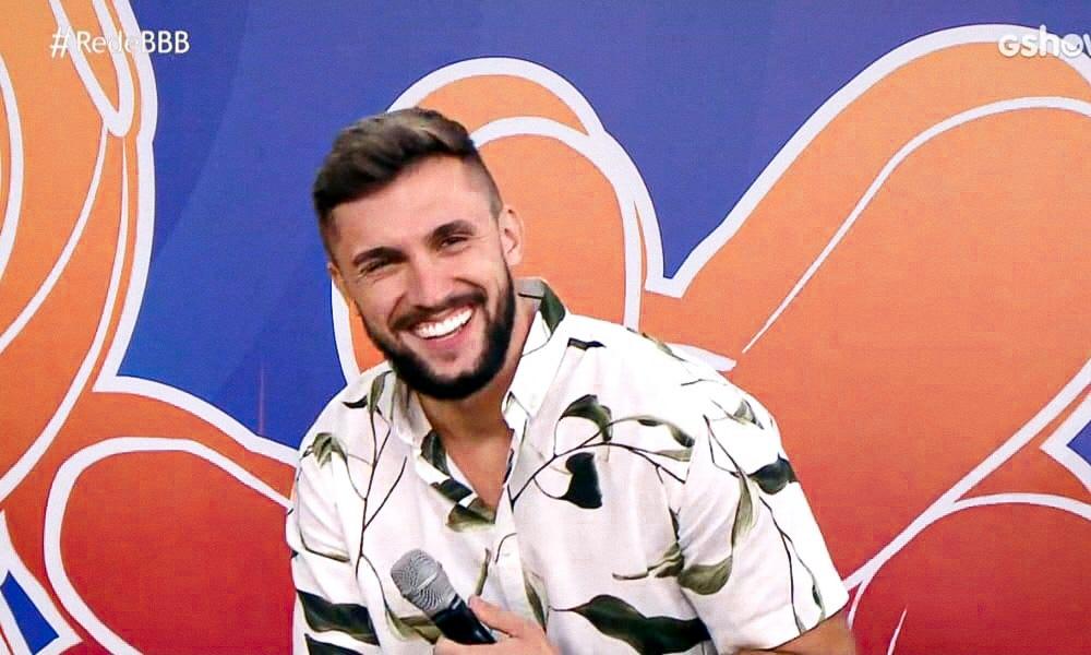 Arthur Picoli aparece sorrindo para a câmera