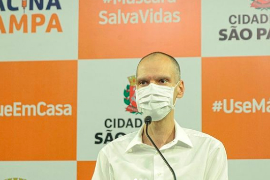 Imagem mostra Bruno Covas durante coletiva de imprensa usando máscara