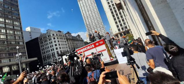 Imprensa ao lado de carro de bombeiros que leva caixão de Bruno Covas