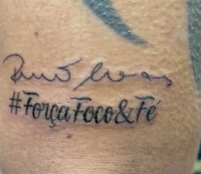 Imagem mostra tatuagem em braço direito de Fernando, que mostra a assinatura do prefeito Bruno Covas e o lema de campanha do tucano
