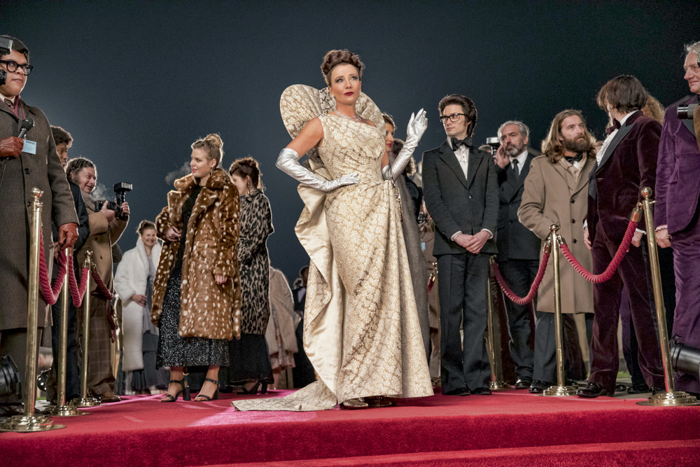 A imagem mostra Emma Thompson com o figurino de Baronesa em cena do filme Cruella