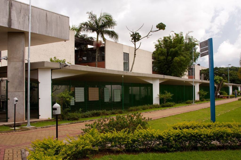 Foto mostra Fachada do Instituto de Química da USP