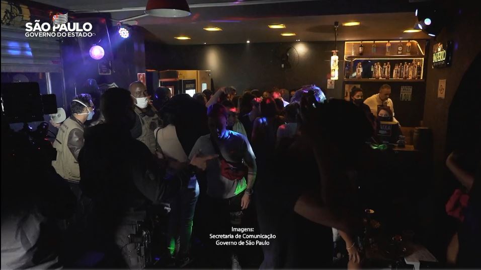 Print de vídeo de fiscalização em festa clandestina dentro de bar na Zona Norte de São Paulo.