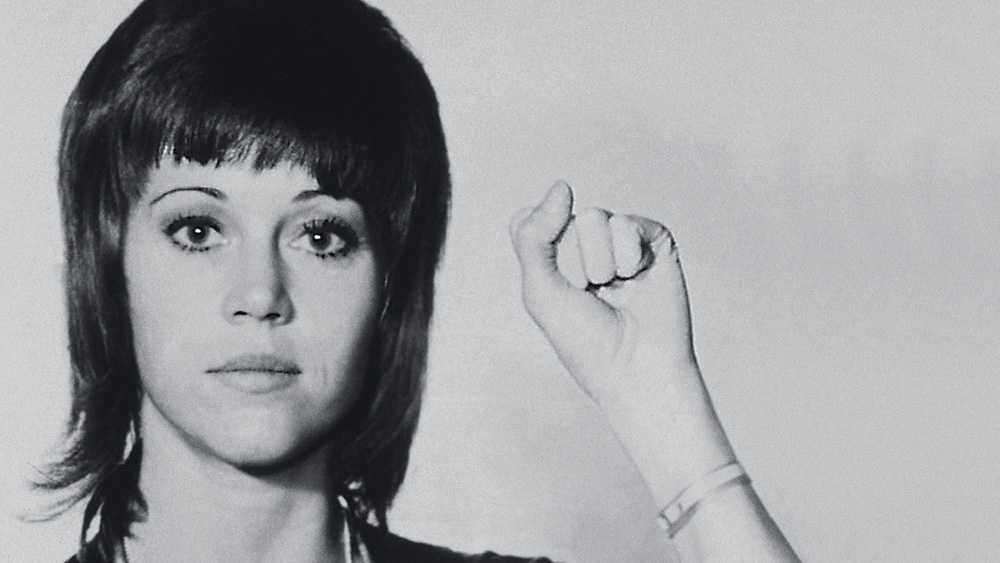 hbo1.jpg A imagem é um retrato de Jane Fonda em que ela está com o punho esquerdo erguido