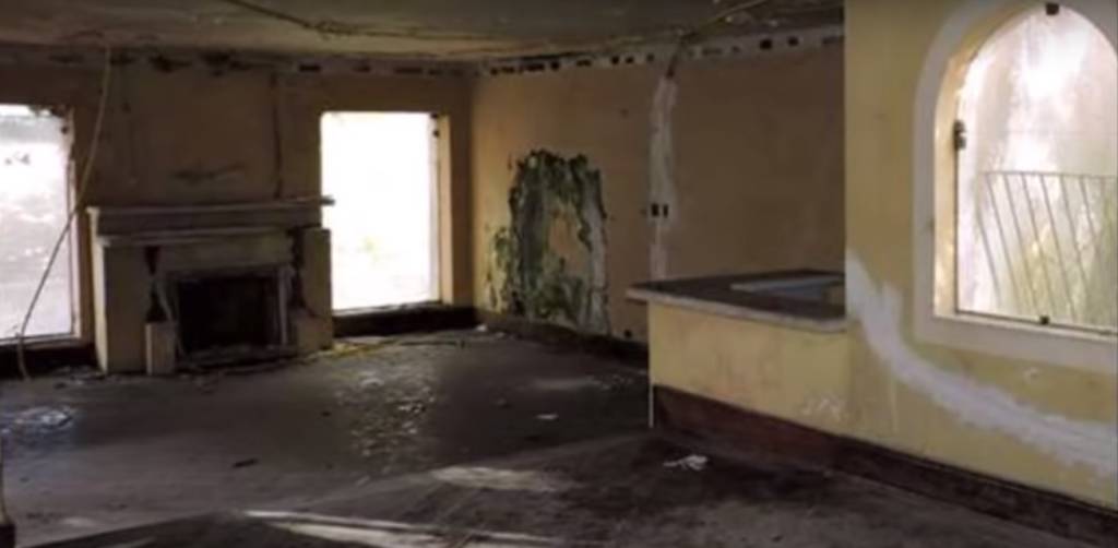 mansao_clo_3 Interior de um imóvel vazio, sem pintar, com mofos e rachaduras nas paredes
