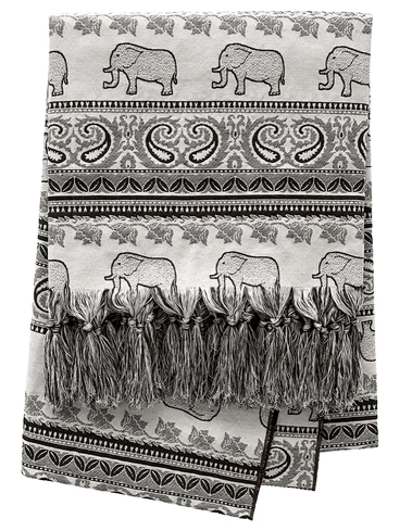 Manta dobrada com estampa de elefantes e símbolos indianos. Preta e branca