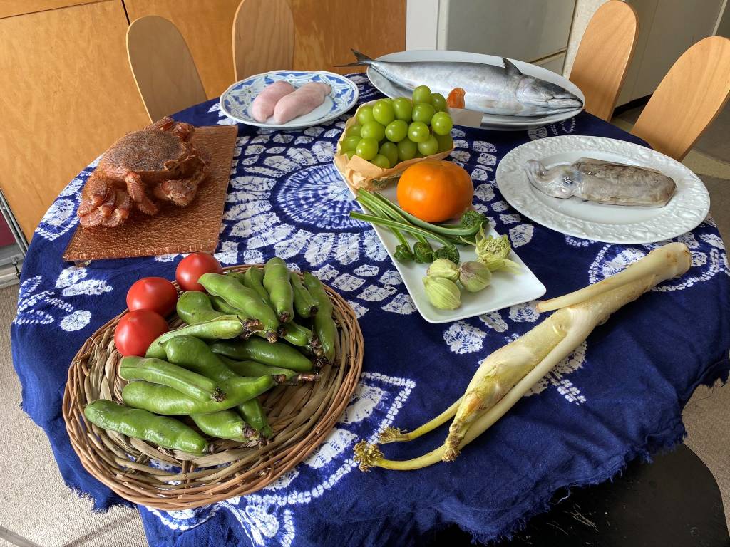 Mesa com pescados e vegetais in natura comprados no mercado Tsukiji