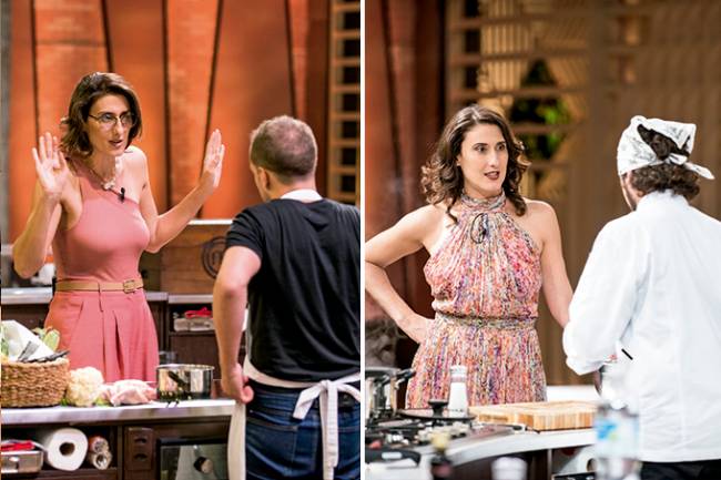 Duas fotos unidas verticalmente por linha branca. Ambas a chef Paola Carosella (mulher branca de cabelo castanho) avalia pratos de homens (de costas para a foto) durante o programa MasterChef.