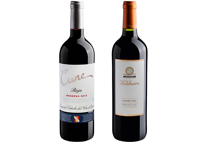 Imagem com fundo branco com duas garrafas de vinho tinto espanhóis postas lado a lado.
