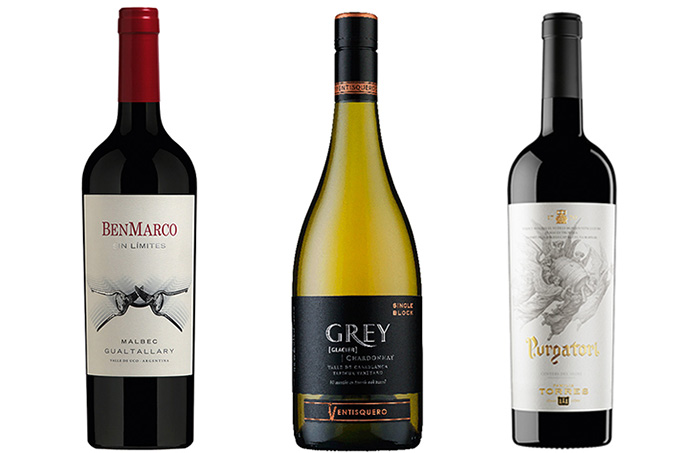 Montagem com a imagem de três garrafas de vinho em fundo branco. Da esquerda para a direita: BenMarco Sin Limites, Ventisquero Grey e Familia Torres Purgatori.